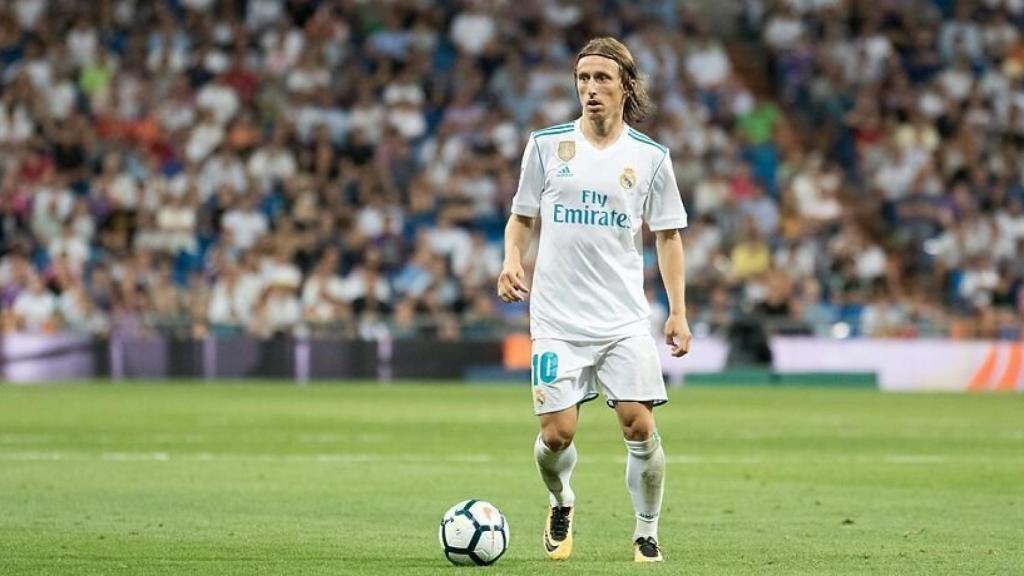 Modric recibe un balón.  Foto: Pedro Rodríguez / El Bernabéu