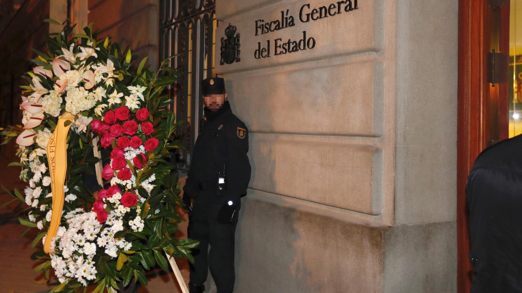 Vista de la entrada a la capilla ardiente del fiscal general del Estado