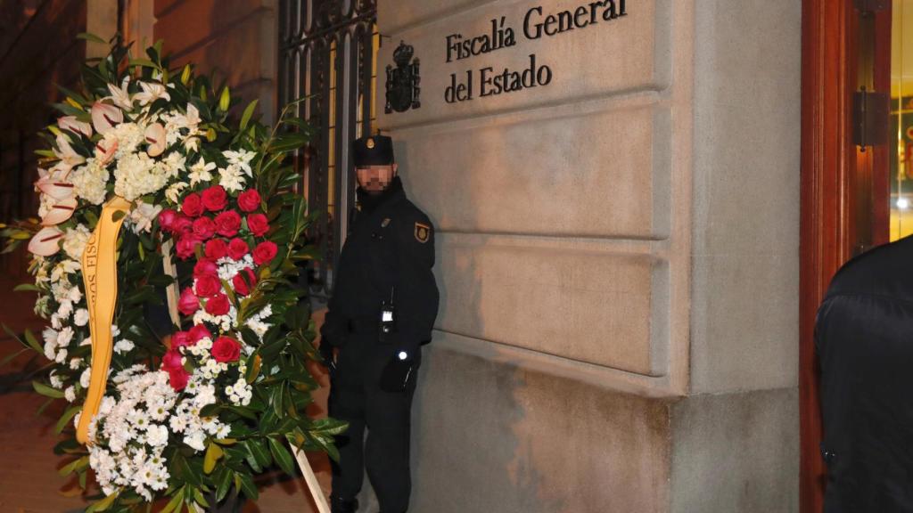 Vista de la entrada a la capilla ardiente del fiscal general del Estado