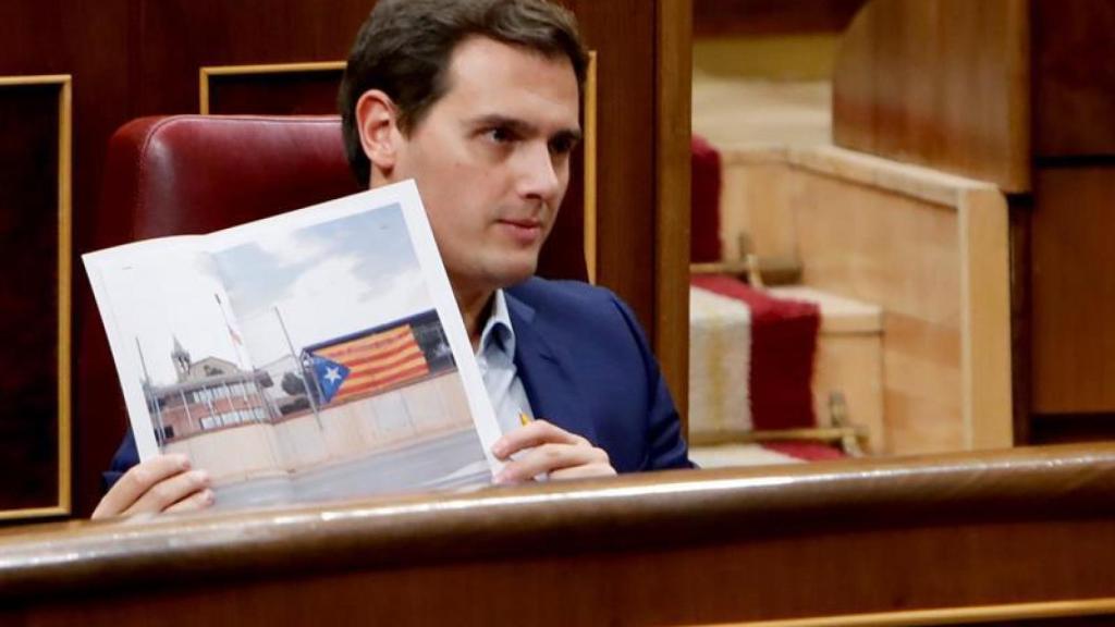 Rivera muestra un colegio con una estelada en Cataluña durante el debate.