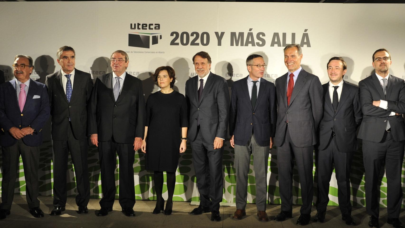 Los principales directivos de los canales de televisión junto a la vicepresidenta Soraya Sáenz de Santamaría durante la última jornada de Uteca.