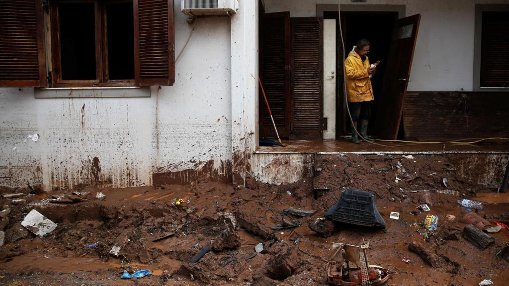 Local destrozado por las inundaciones en Mandra.