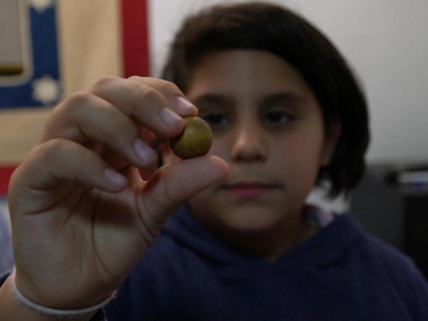 Una de las niñas ensaya en el colegio San Ildefonso.