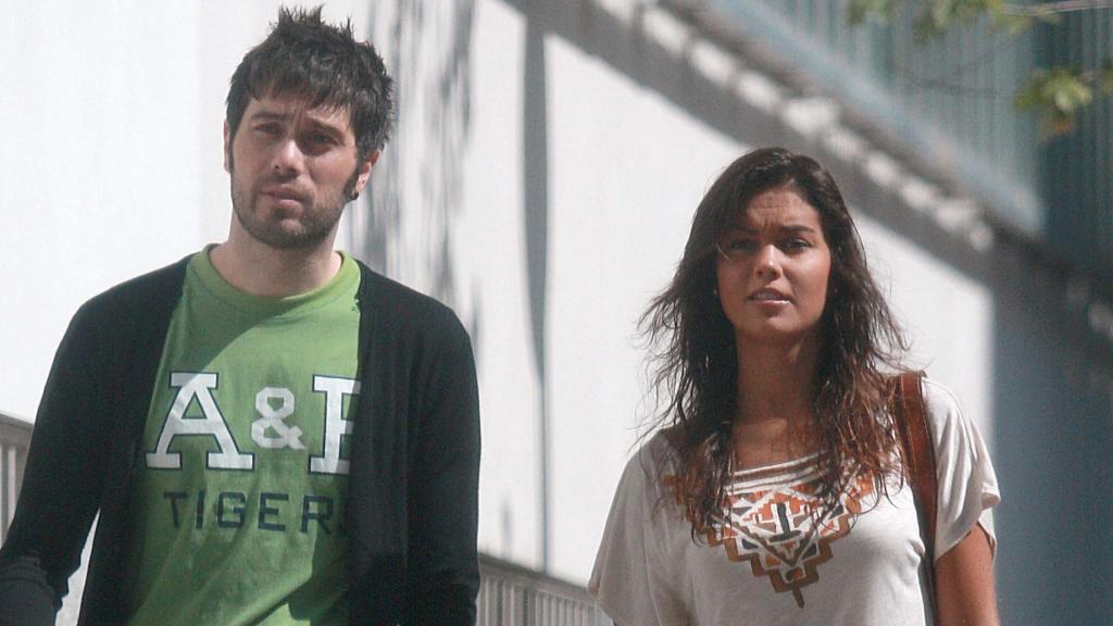 La entonces pareja paseando