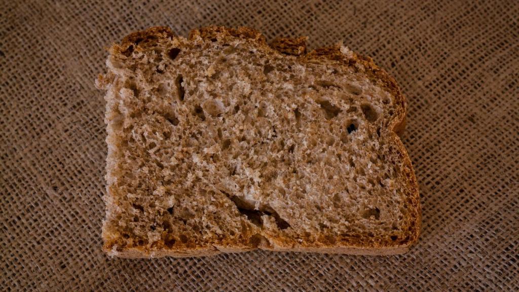 Una rebanada de pan integral.