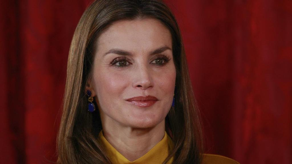 La reina Letizia apuesta por unos pendientes de Tous, en medio de la polémica