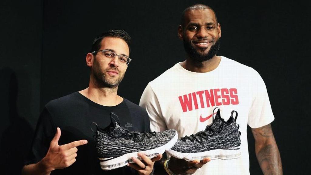 Lebron James posa con unas zapatillas.