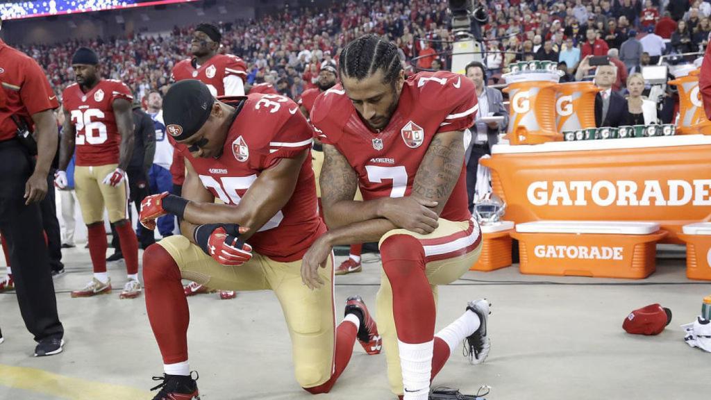 Colin Kaepernick se arrodilla.
