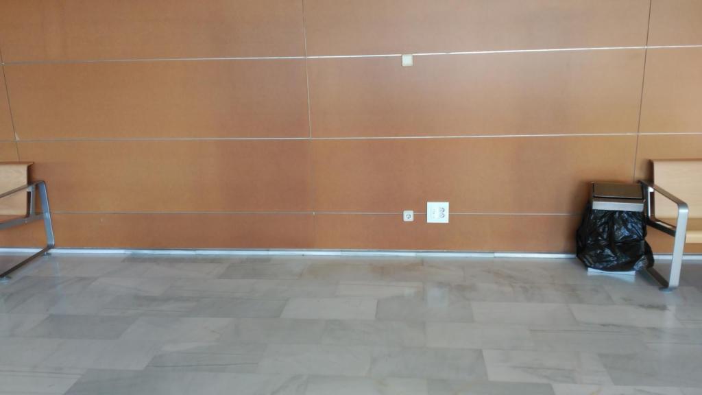 Hueco vacío donde se emplazaban dos de las máquinas de vending retiradas.