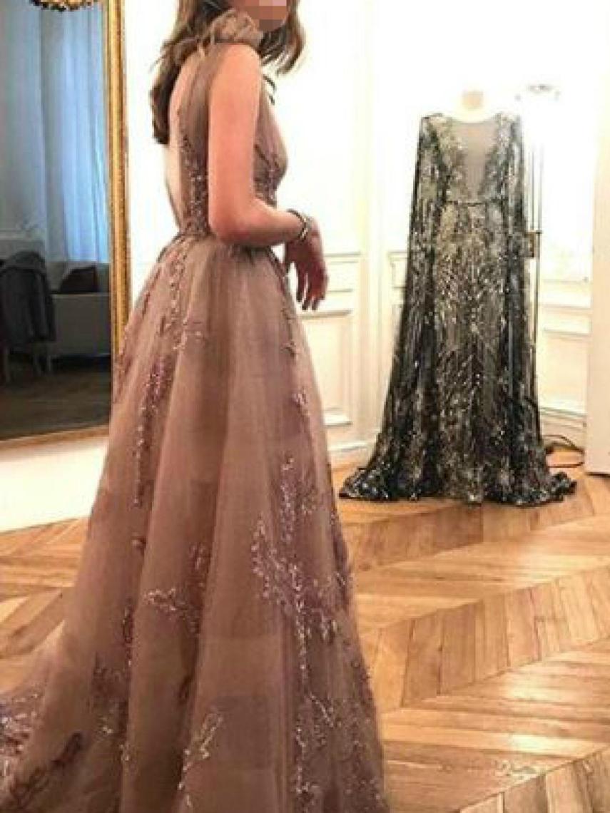 Amina, probándose uno de los vestidos que podría lucir en el Baile de Debutantes.