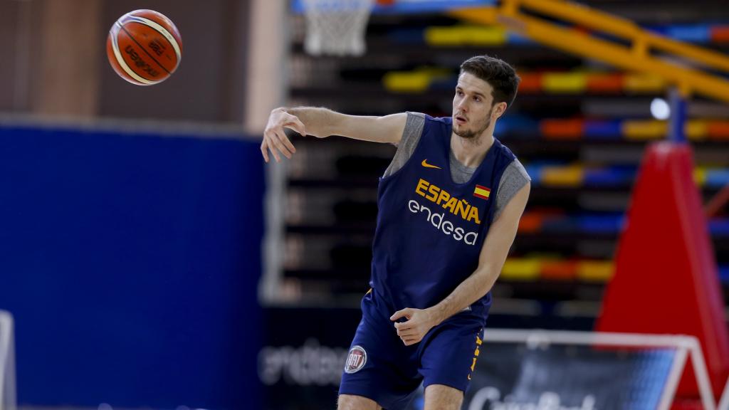 López-Arostegui pasa el balón a sus compañeros.