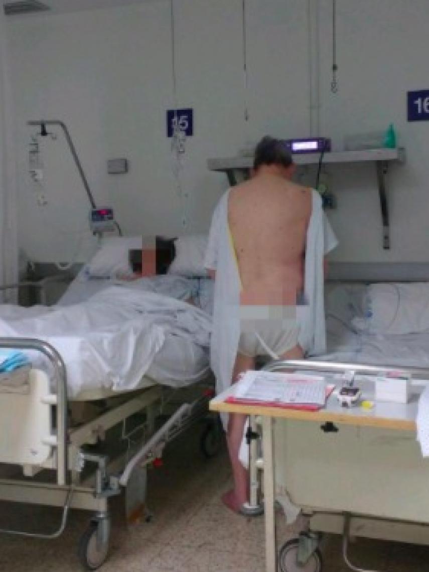 Un paciente orinando junto a otra enferma sin biombo que separe las camas en La Paz