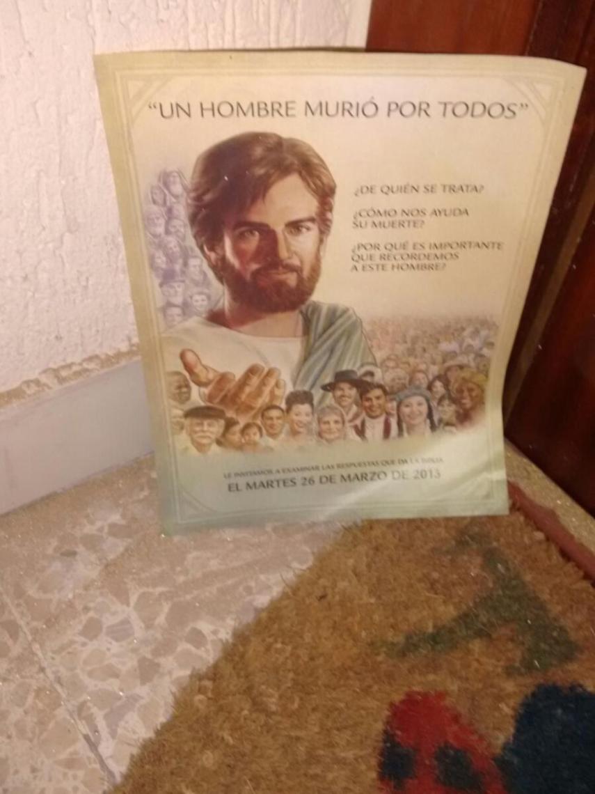 Este cartel permaneció en la puerta de Agustín durante años y años.