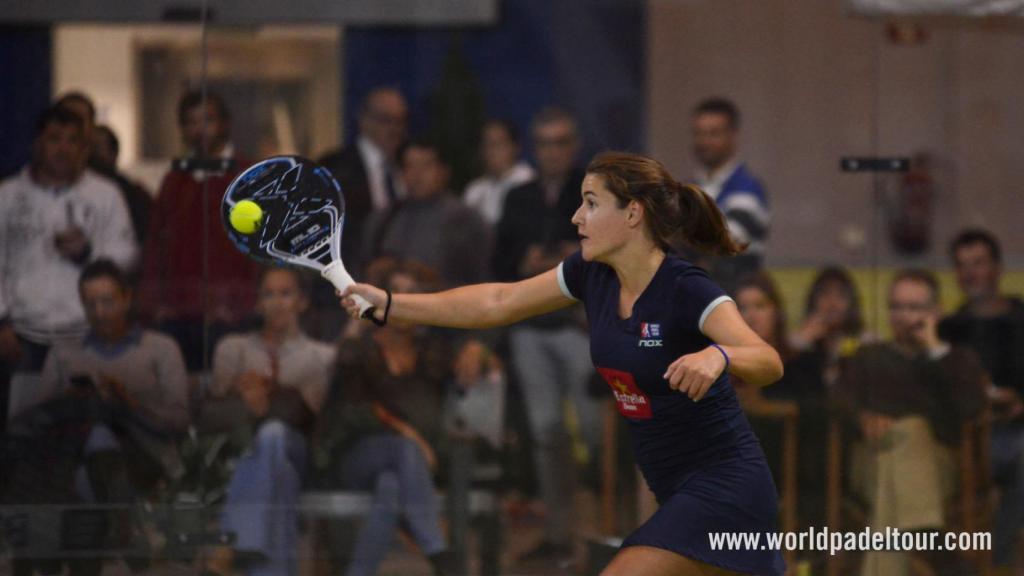 Ariana Sánchez a punto de golpear la pelota.