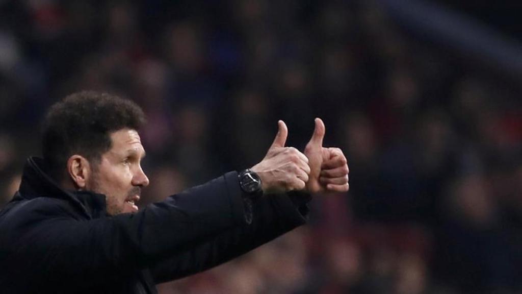 Simeone da el ok a sus jugadores desde la banda.