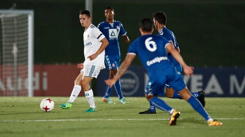 Fidalgo dando un pase a sus compañeros