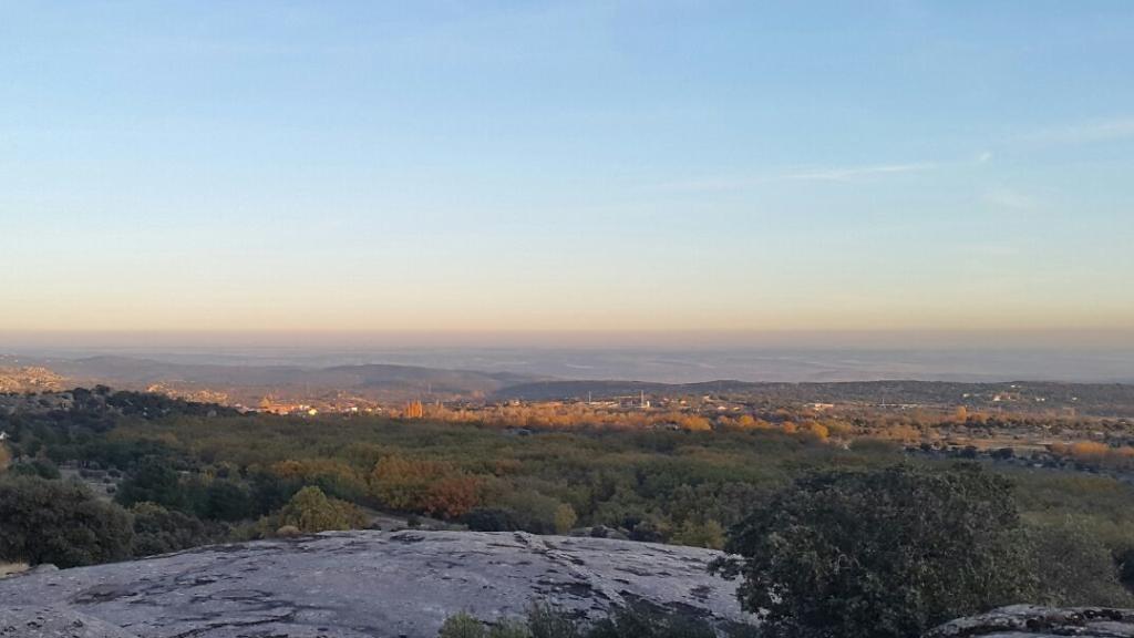 Vista de la polución que cubre Madrid desde la sierra Norte