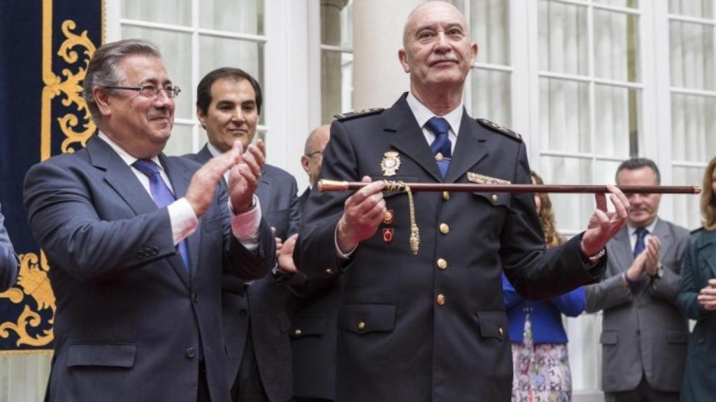 El comisario De la Rosa junto al ministro Zoido.