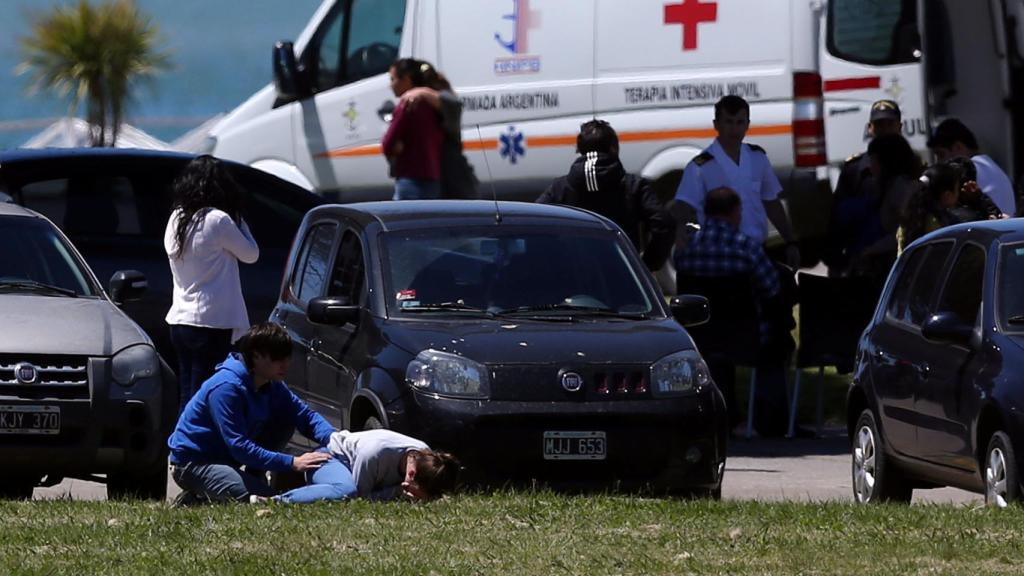 Familiares reunidos a las puertas de una base naval