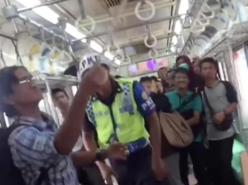 Así se saca a una serpiente de un tren