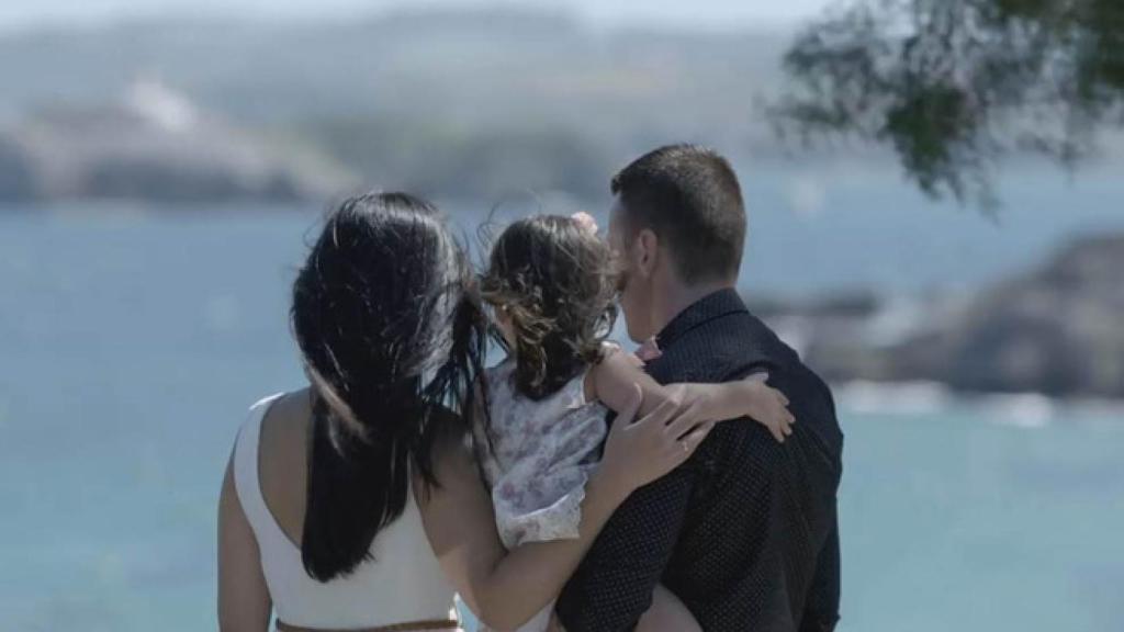 José Rabadán junto a su mujer y su hija de tres años.