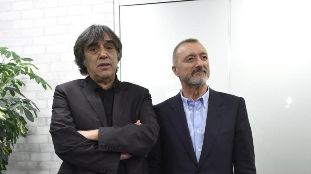 Díaz Yanes junto a Pérez Reverte, autor del relato en el que está basada 'Oro'