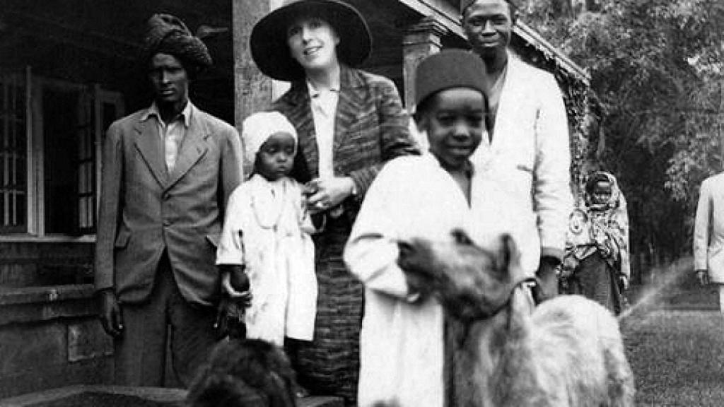 Karen Blixen frente a una granja de Kenia en 1930