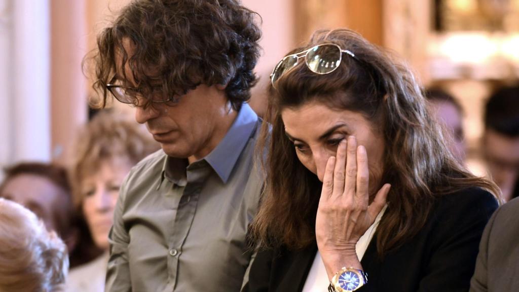 Paz Padilla junto a su marido en el tanatorio de Chiquito