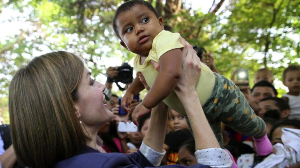La Reina Letizia durante la visita a un colegio de El Salvador en el que fue su primer viaje de Cooperación Internacional