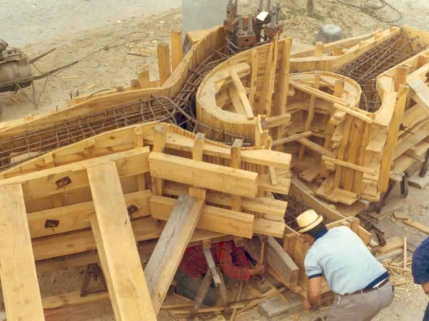Montando el encofrado para la obra de Chillida.