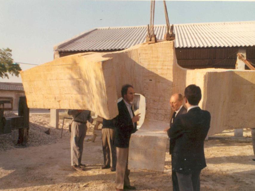 Eduardo Chillida con el alcalde censor, Carlos Arias Navarro.