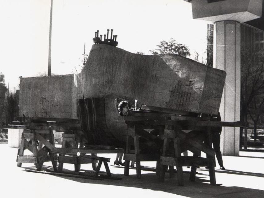 La escultura, varada, sobre los andamios, en 1972.