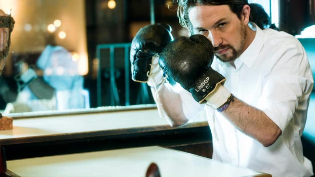 Iglesias con guantes de boxeo.