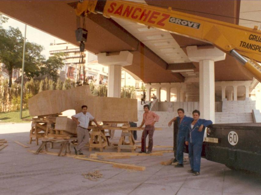 Unos operarios depositan, en 1972, la escultura que sería prohibida.