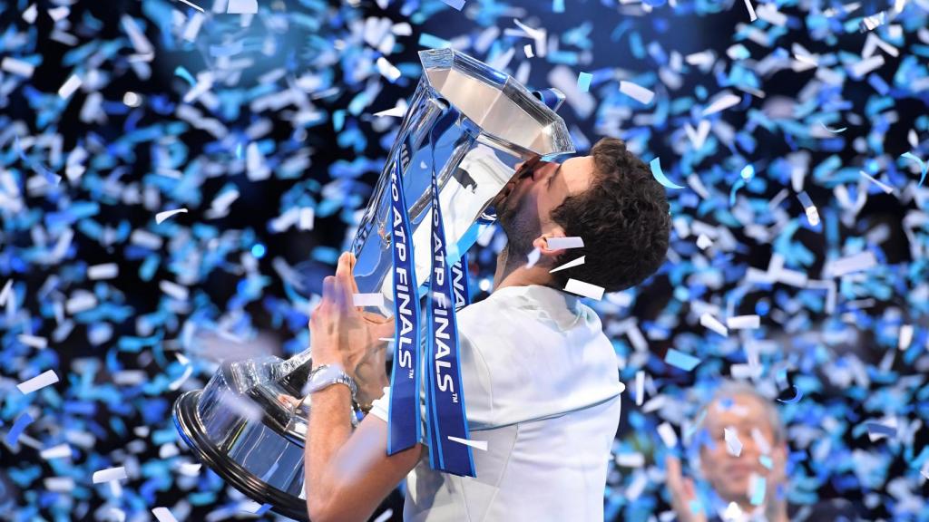 Dimitrov, con el título de campeón en Londres.