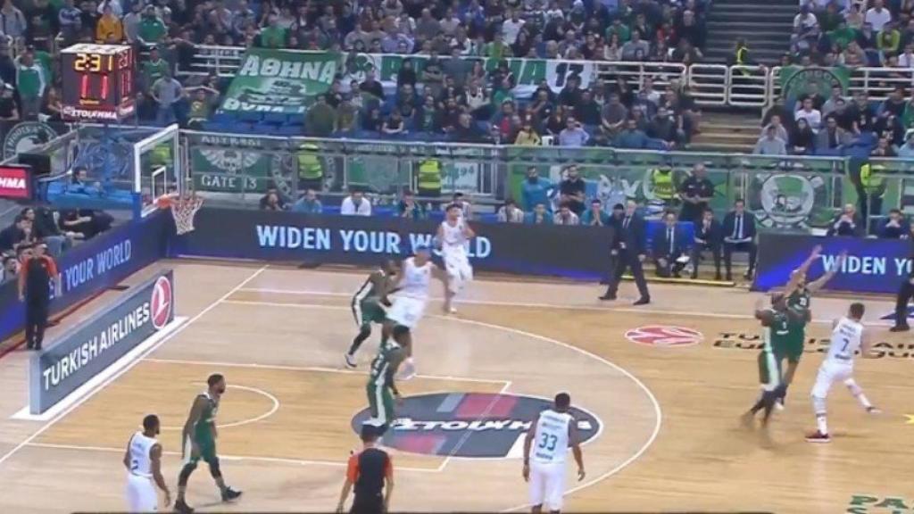 Doncic da una gran asistencia a Tavares. Foto: Twitter (@ACBCOM)