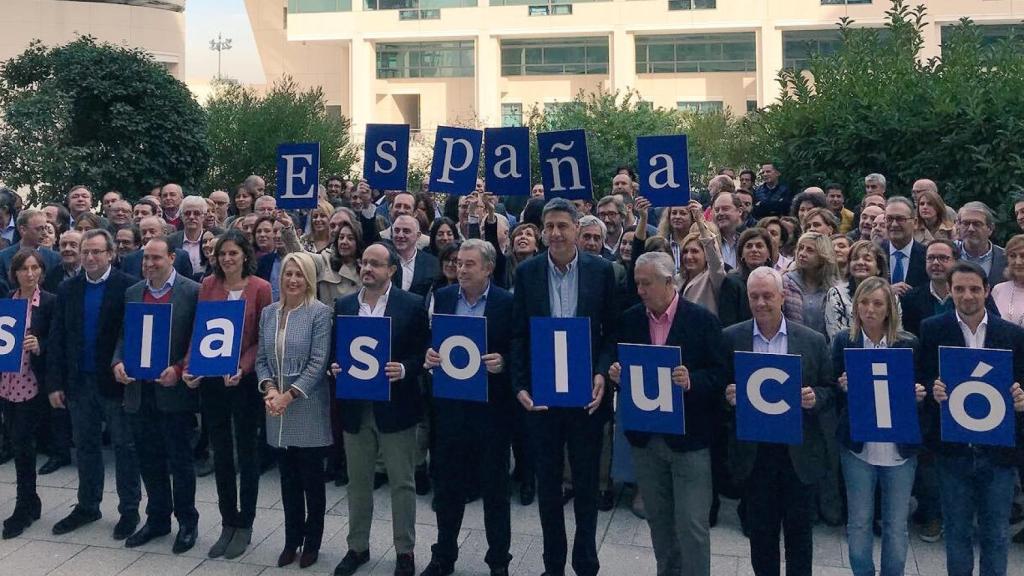 El candidato Xavier García Albiol acompañado de los senadores conservadores.