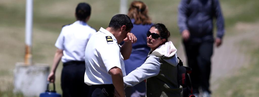 Miembros de la Armada y familiares de la tripulación del ARA San Juan, en la base de Mar del Plata.