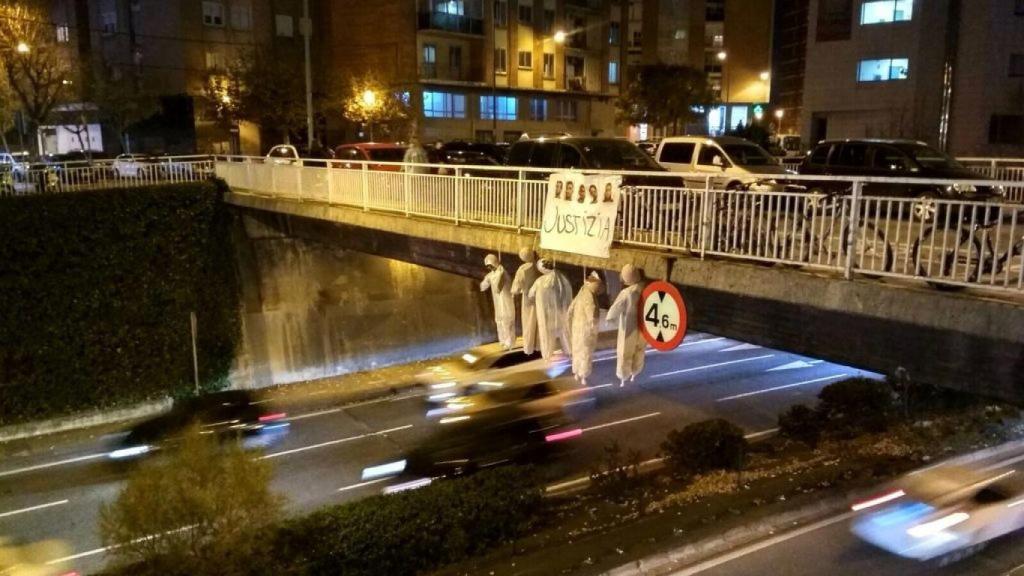 De los puentes de Pamplona cuelgan extraños frutos