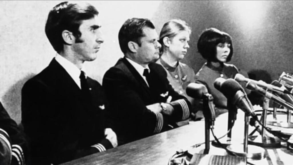 La tripulación del avión secuestrado en un encuentro con la prensa.