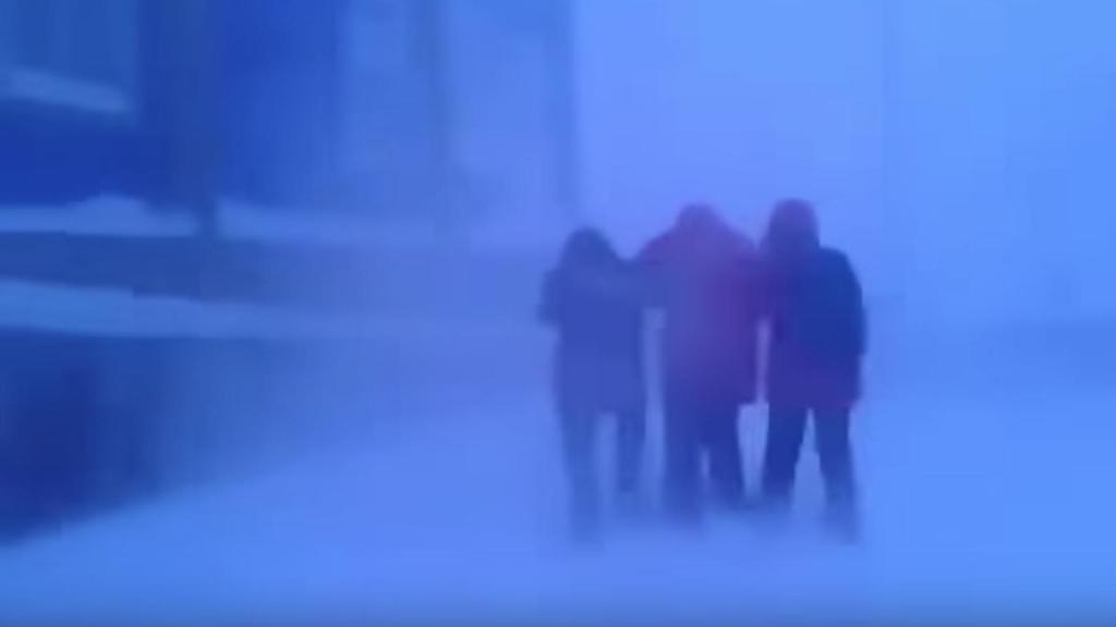 Estos niños siberianos volviendo a casa del colegio