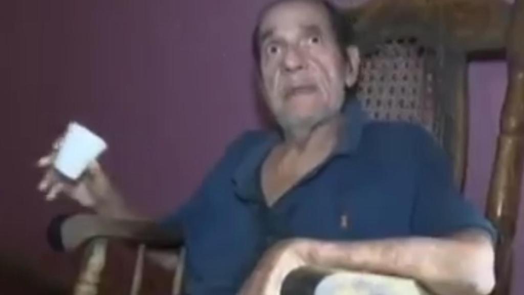 El poeta Julio Cabrales en una de sus últimas apariciones públicas