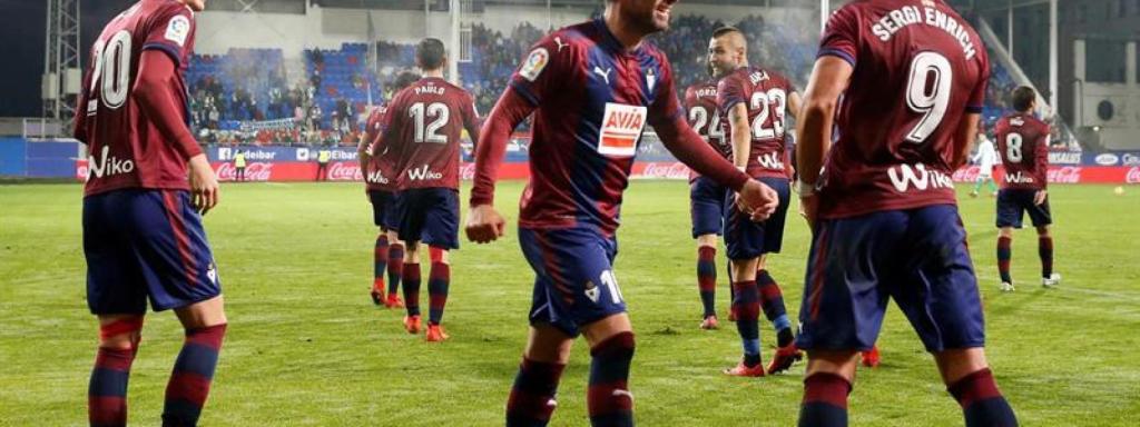 Los jugadores del Eibar celebran el gol.