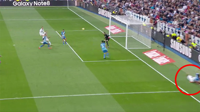 Lucas Vázquez choca contra una cámara de televisión