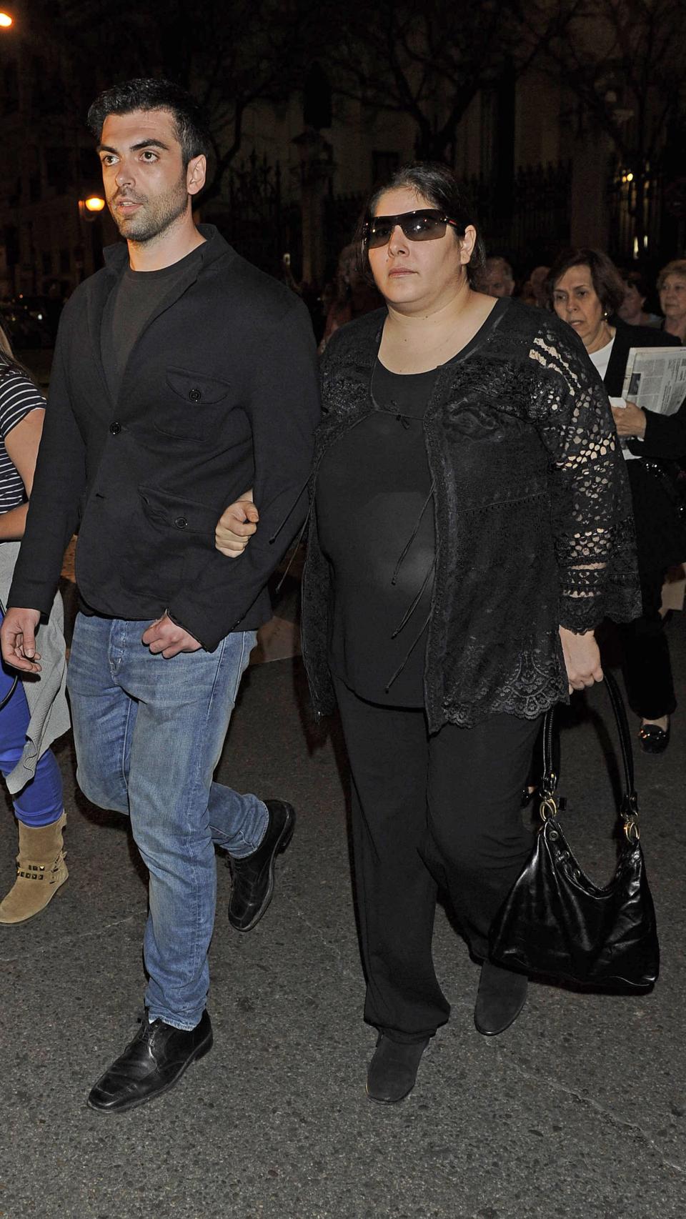 Zeus y Thais Tous, en el funeral de su madre, Sara Montiel.