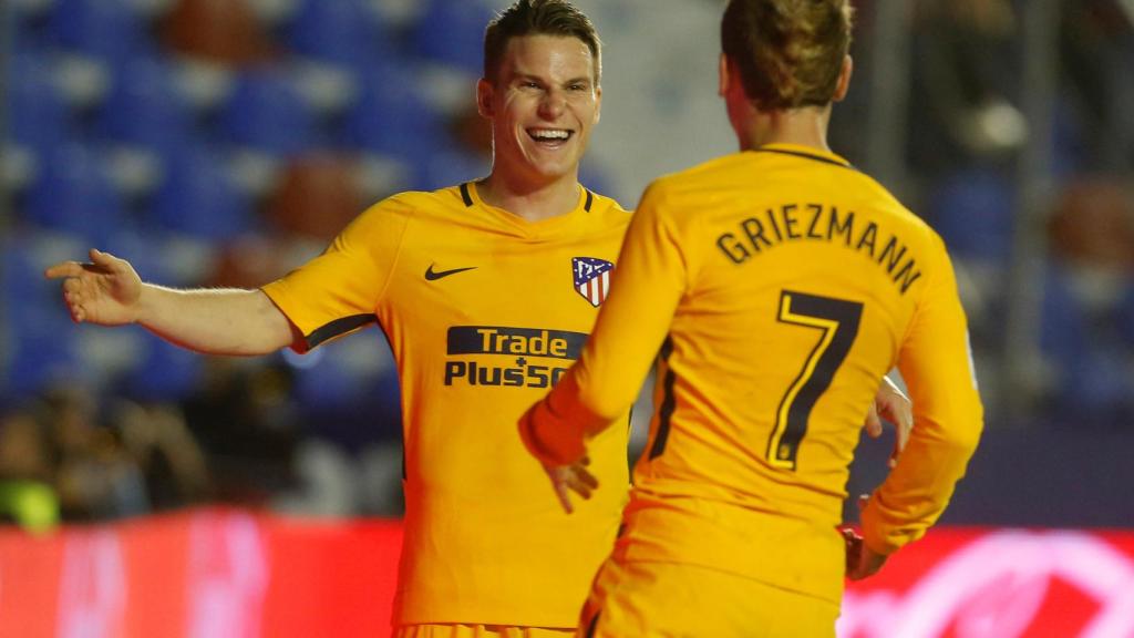 Gameiro y Griezmann celebran un gol.