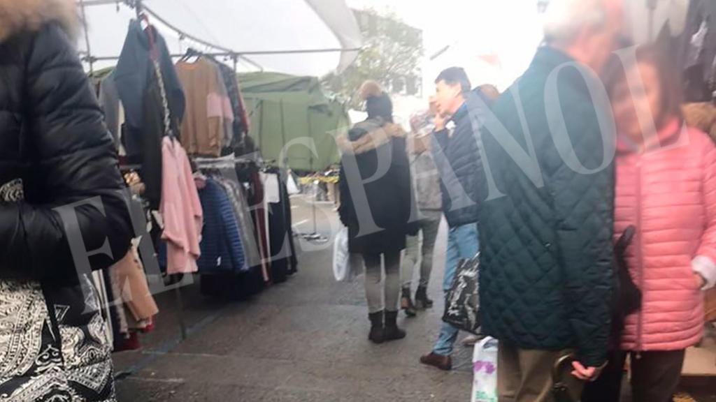 Ignacio González este sábado en el mercadillo de Santoña (Cantabria).