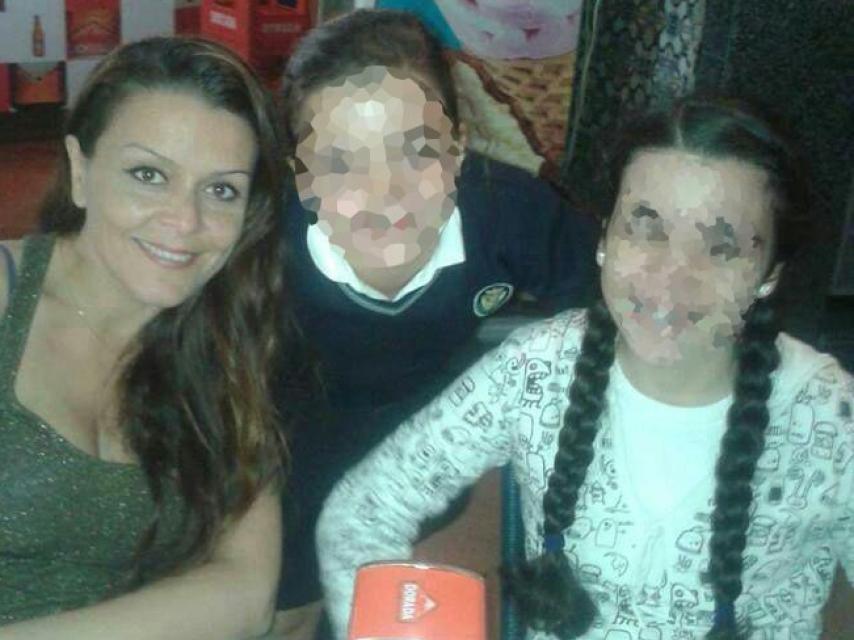 Zulima, con dos trenzas, en una imagen junto a su madre, Sofía, y una de sus hermanas.