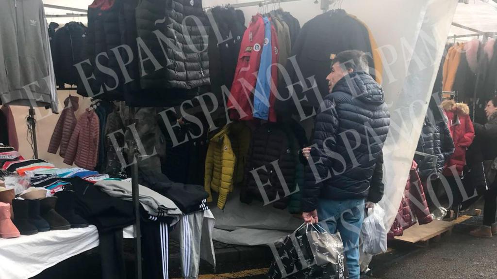 Ignacio González este sábado en el mercadillo de Santoña (Cantabria).