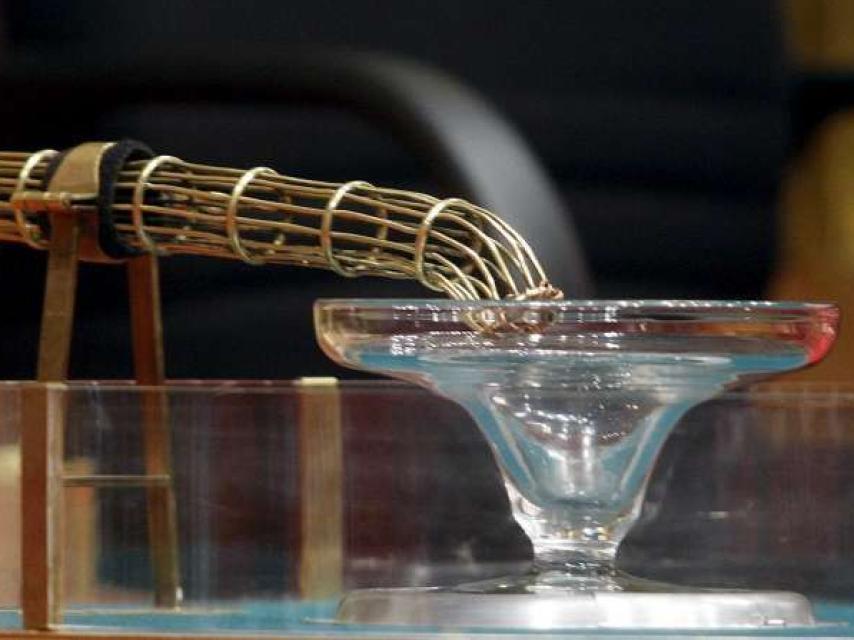 Detalle de la trompeta y la copa por donde caen las bolas.